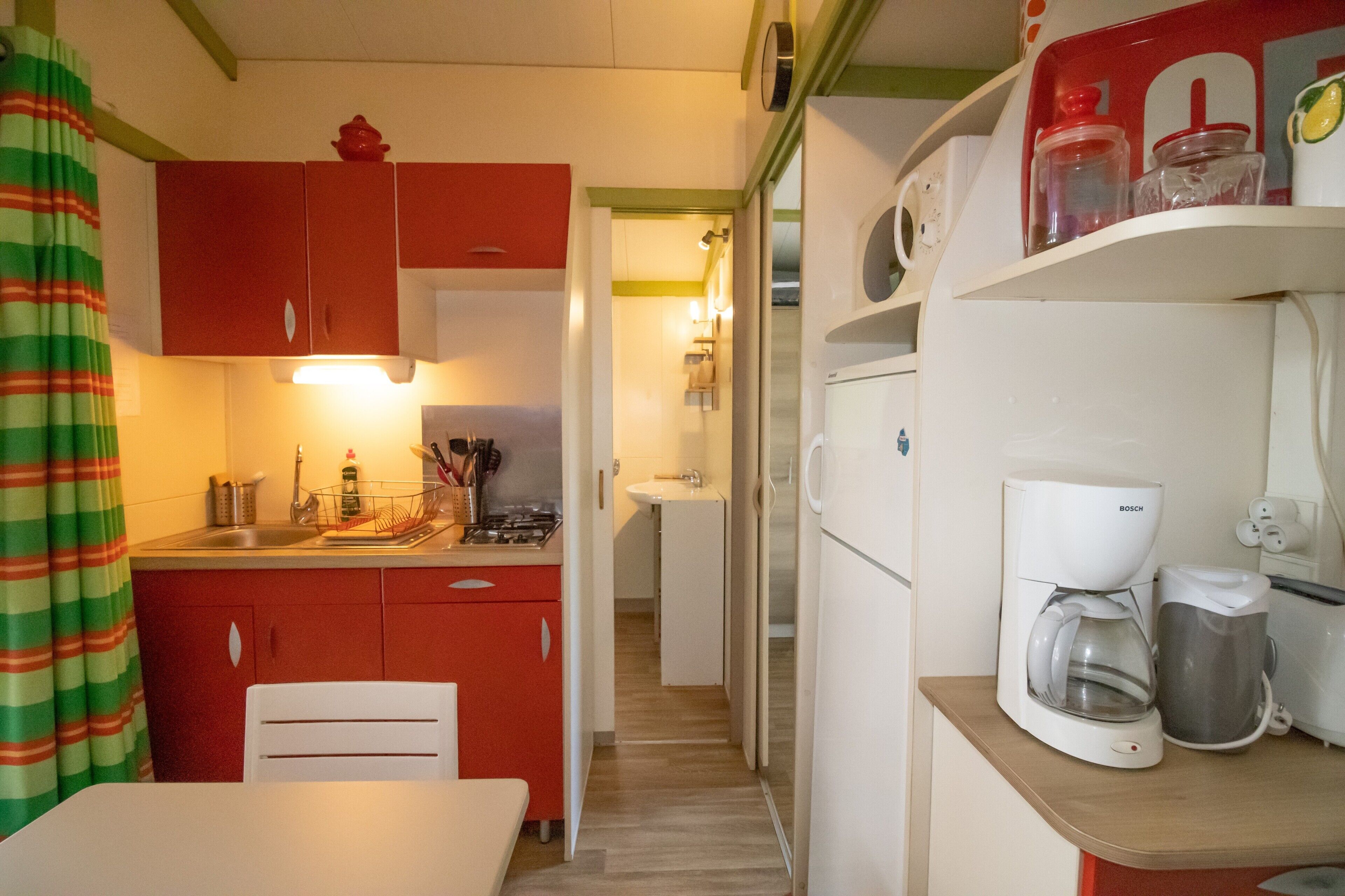 Coffee/tea maker, fridge, microwave, stovetop