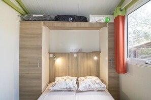 2 bedrooms, bed sheets