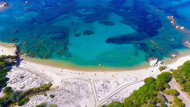 An aerial view of a coastal area with clear blue waters, sandy beaches, and rocky outcrops. - Mobile Home 'Chalet Confort Proche De La Mer' with Shared Pool, Private Terrace and Air Conditioning (Pianottoli-Caldarello)