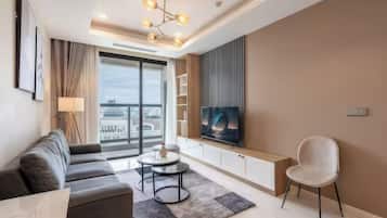 Departamento superior, 2 habitaciones, cocina, vista a la ciudad | Área de sala de estar | Smart TV de 35 pulgadas con canales por cable