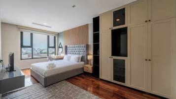 Departamento superior, 2 habitaciones, cocina, vista a la ciudad | Escritorio, espacio para trabajar con laptop y insonorización