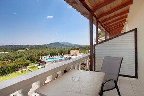 Outdoor dining - Studio Apartment 'Zante View Family 4' with Sea View, Wi-Fi and Air Conditioning (Tsilivi)