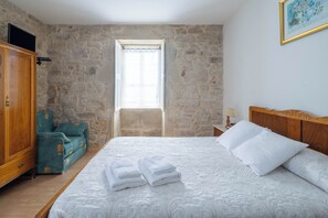 3 quartos, ferros/tábuas de passar roupa, roupa de cama