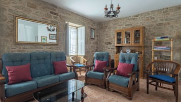 Een televisie en een open haard