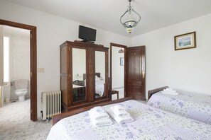 3 عدّة غرف نوم ومكواة/لوح كي وملاءات أسرّة