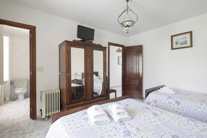 3 quartos, ferros/tábuas de passar roupa, roupa de cama