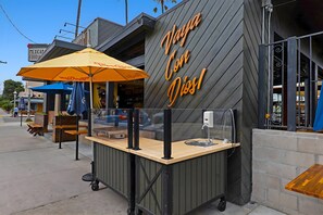 تناول الطعام بالخارج