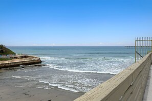 بالقرب من الشاطئ