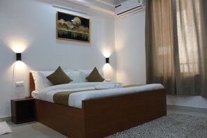 Premium bedding, minibar, desk, laptop workspace