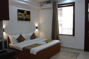 Premium bedding, minibar, desk, laptop workspace - Aura Luxury Studio Near Artemis Hospital (Gurugram)