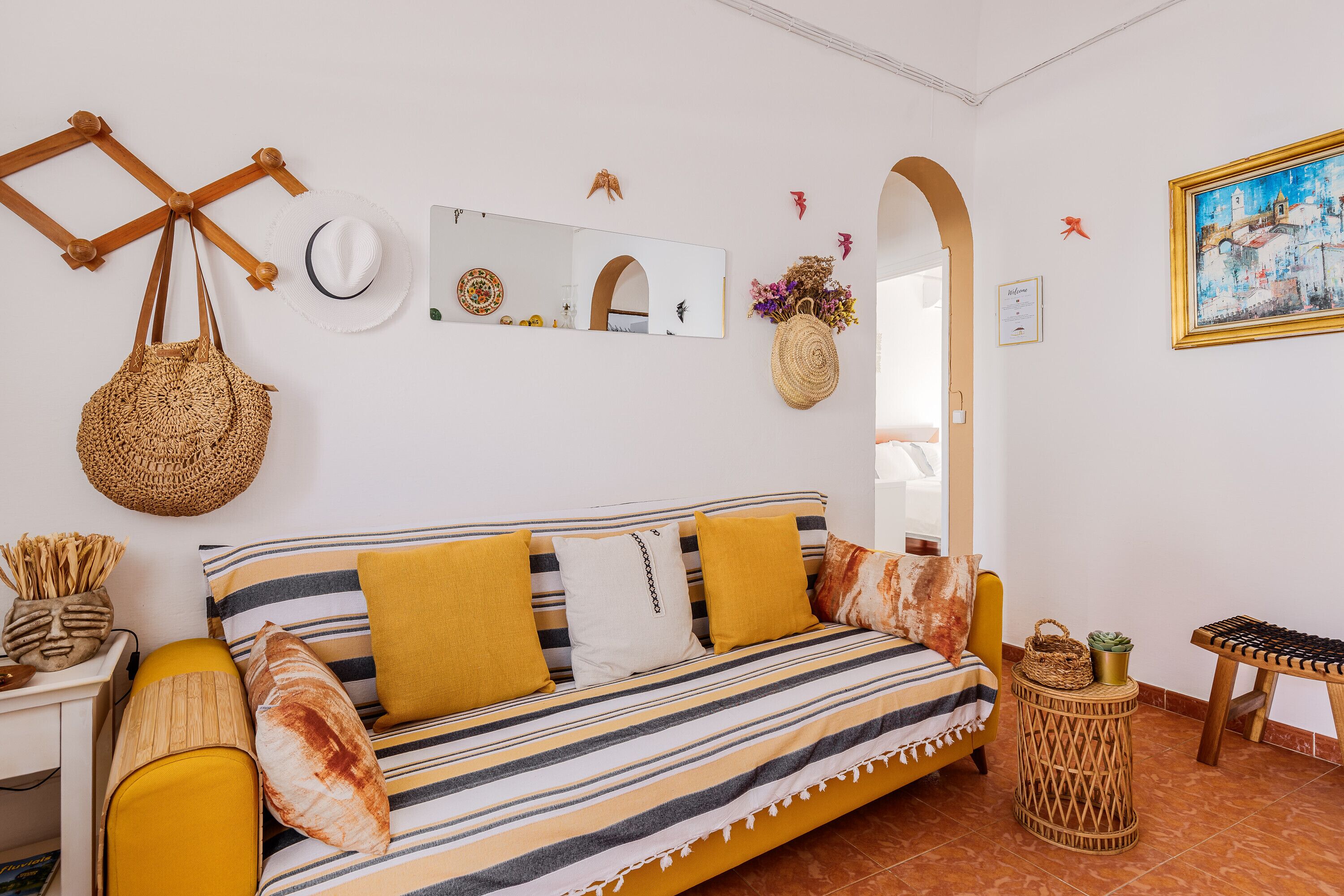 Een televisie en een open haard