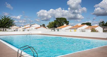 Studio Apartment 'Piscine Partagée' with Shared Pool, Private Terrace and Wi-Fi