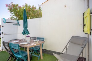 Outdoor dining - Studio Apartment 'Piscine Partagée' with Shared Pool, Private Terrace and Wi-Fi (Bretignolles-sur-Mer)