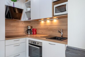 Réfrigérateur, micro-ondes, four, plaque de cuisson