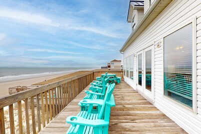 Oceanfront luxury-Elevator, Smart TVs, and beach access