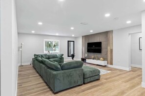 Televisio, takka, työhuone