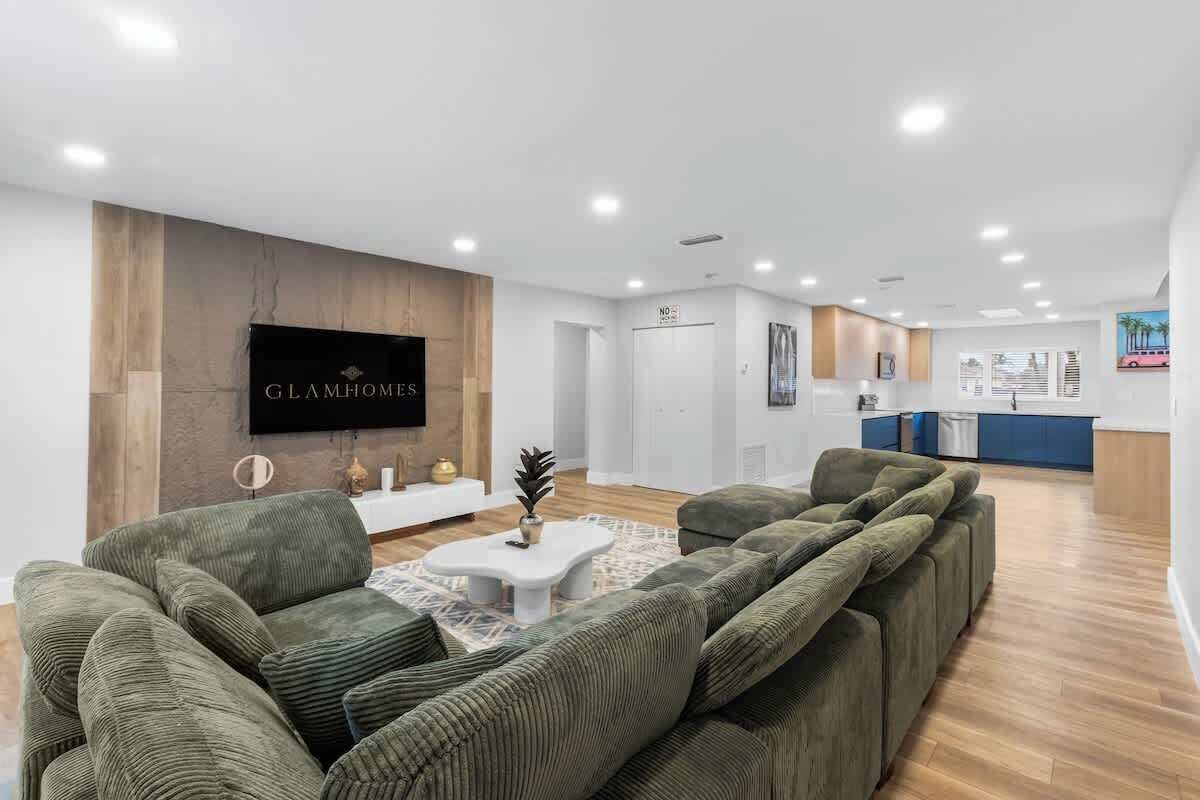 电视、壁炉、办公  室