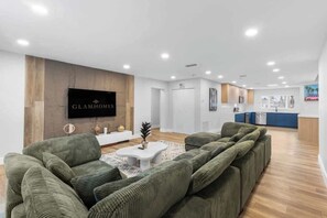 Fernseher, Kamin, Arbeitsbereiche