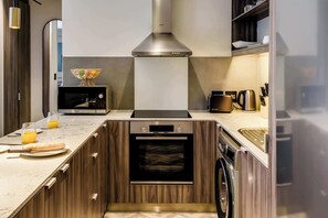 Réfrigérateur, micro-ondes, four, plaque de cuisson