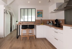 Kjøleskap, mikrobølgeovn, kokeplater og kaffetrakter/tekoker