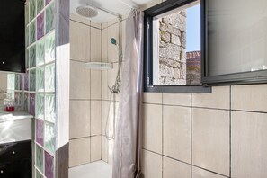 Dusche, Haartrockner, Handtücher