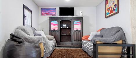 Televisie, een open haard, videospelletjes en een dvd-speler