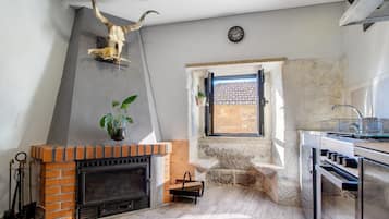 Kylskåp, mikrovågsugn, ugn och spishäll