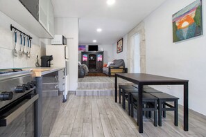 Geladeira, micro-ondas, fogão, cooktop