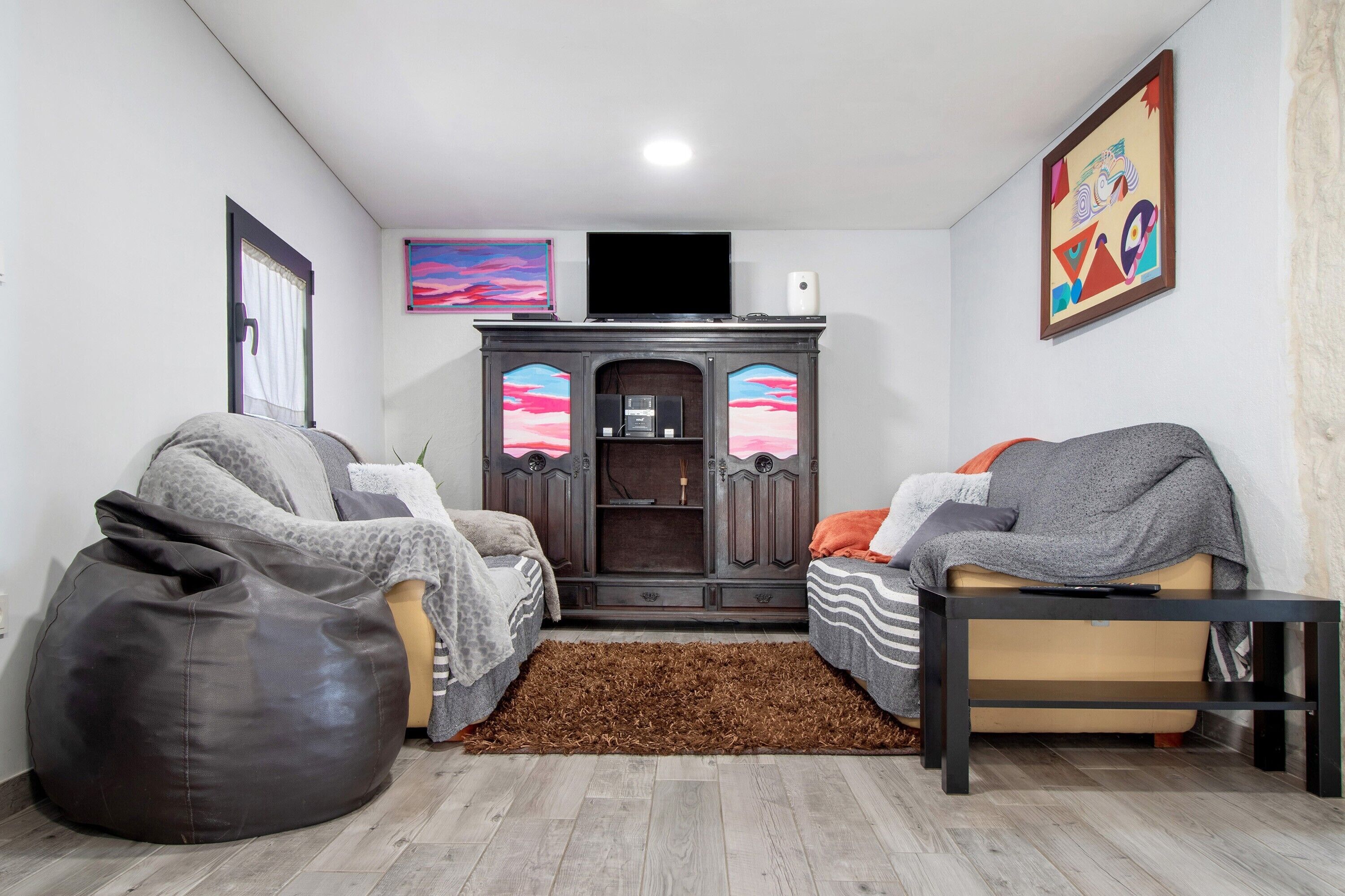 Fernseher, Kamin, Videospiele, DVD-Player