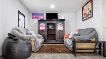 Fernseher, Kamin, Videospiele, DVD-Player