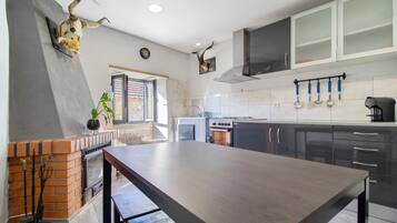 Kylskåp, mikrovågsugn, ugn och spishäll