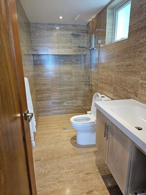 Suihku, hiustenkuivaaja, pyyhkeet, saippua