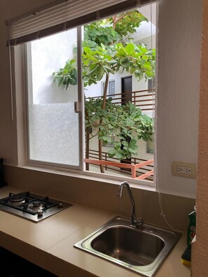 Standard Studio | Private kitchenette | Mini-fridge, microwave, coffee/tea maker, cleaning supplies - 12 de Octubre (Cabo San Lucas)