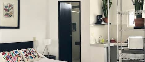 Standard-studio | Yksilöllisesti sisustettu, yksilöllisesti kalustettu, työpöytä