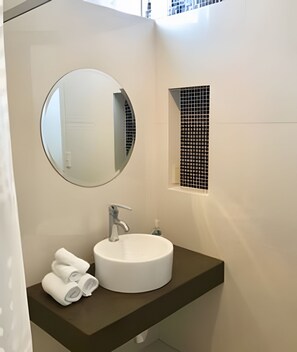 Standard Studio | Bathroom | Shower, hair dryer, towels, soap - 12 de Octubre (Cabo San Lucas)