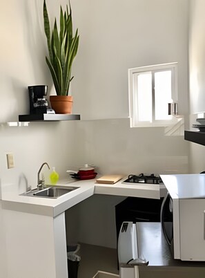 Standard Studio | Private kitchen | Mini-fridge, microwave, coffee/tea maker, cleaning supplies - 12 de Octubre (Cabo San Lucas)