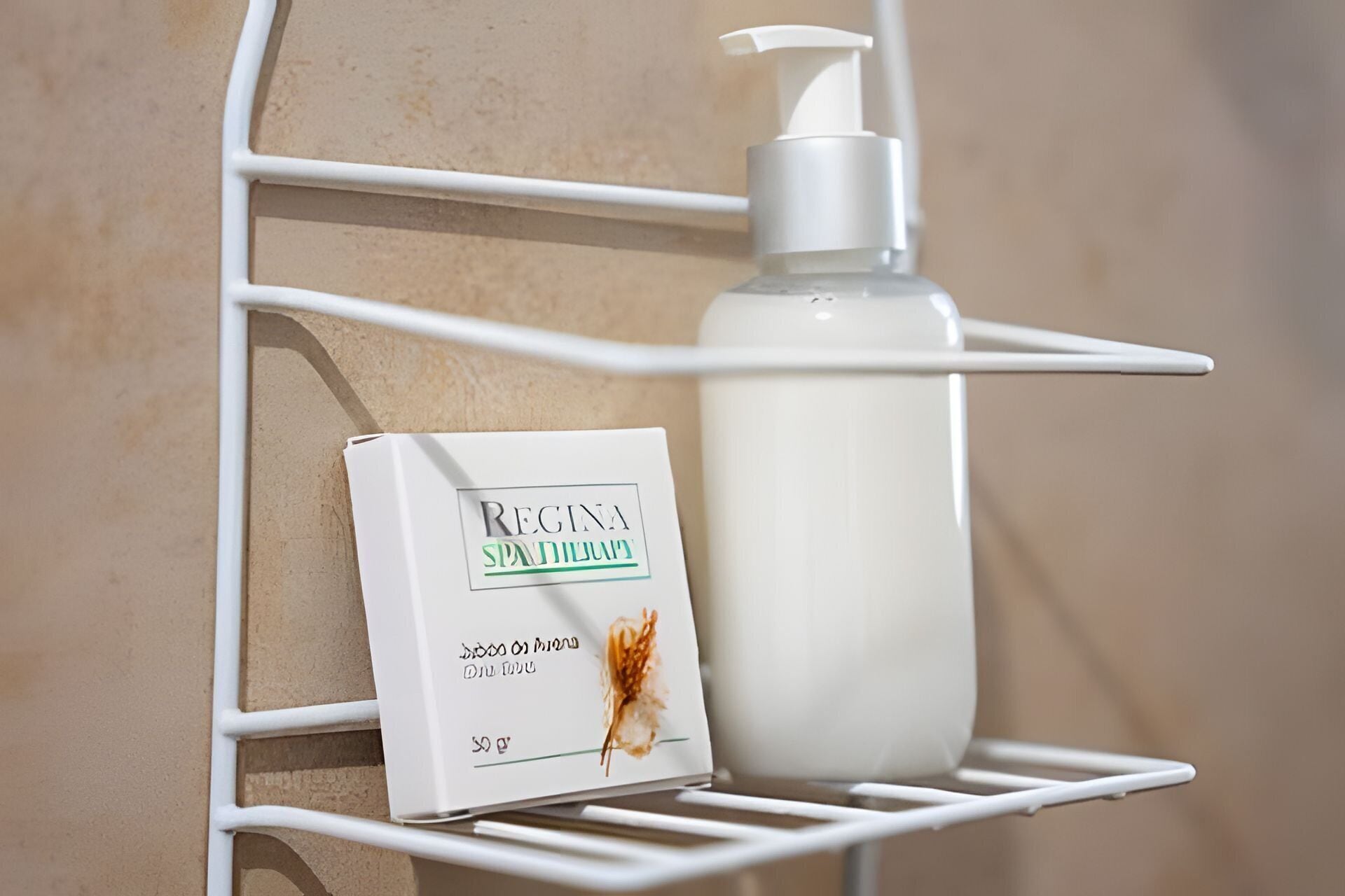 Una repisa de baño con una botella de champú y una caja de acondicionador.