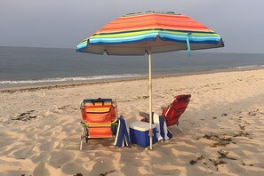 Sun-loungers, beach umbrellas, beach towels - 12 de Octubre (Cabo San Lucas)