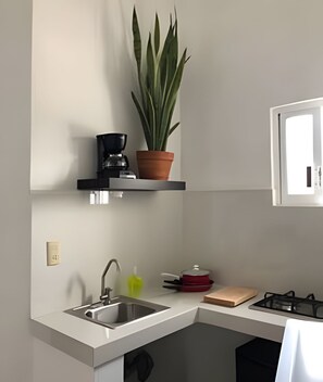 Standard Studio | Private kitchen | Mini-fridge, microwave, coffee/tea maker, cleaning supplies - 12 de Octubre (Cabo San Lucas)