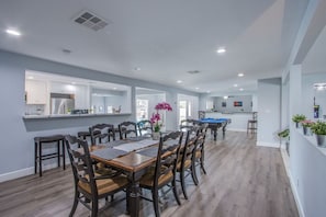 Dining - Luxurious 5 BR, 5.5 BA Villa, Pool, Games, 15 min to LV Strip (Las Vegas)