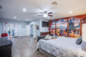 5 bedrooms, desk, iron/ironing board, travel cot - Luxurious 5 BR, 5.5 BA Villa, Pool, Games, 15 min to LV Strip (Las Vegas)