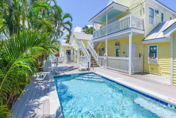 Pool - Pierre's Perch: Discover Charm and Convenience, Perfect Studio Retreat in Key West with Shared Pool (Key West)