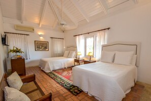 4 chambres, coffres-forts dans les chambres, fer et planche à repasser