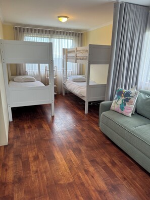 2 Schlafzimmer, Bügeleisen/Bügelbrett