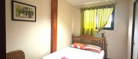 Skrifborð, vinnuaðstaða fyrir fartölvur