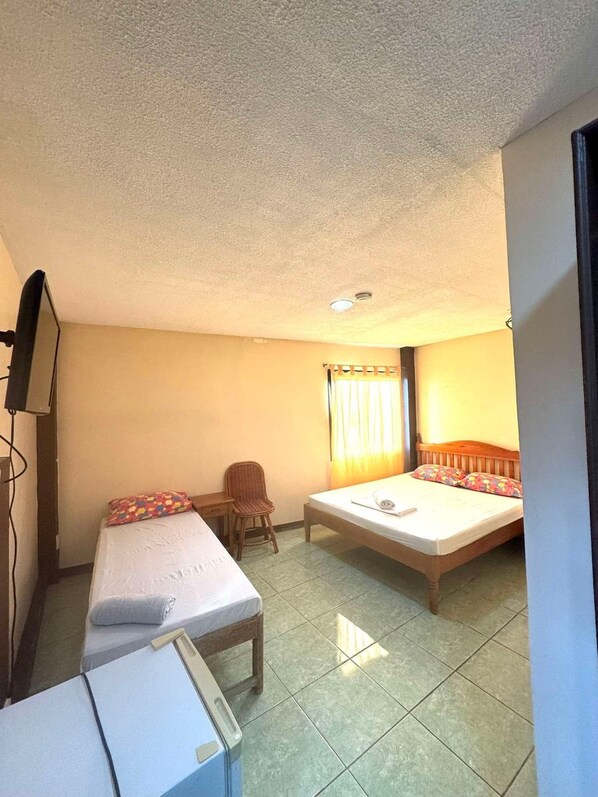 Desk, laptop workspace - Princesa El Gallo Inn (Puerto Princesa)