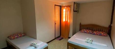 Habitación triple clásica | Escritorio y espacio para trabajar con un portátil