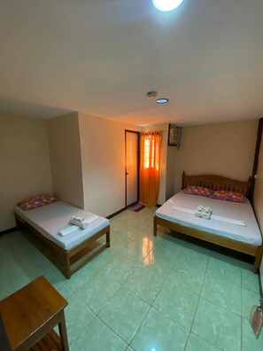 Classic Triple Room | Desk, laptop workspace - Princesa El Gallo Inn (Puerto Princesa)