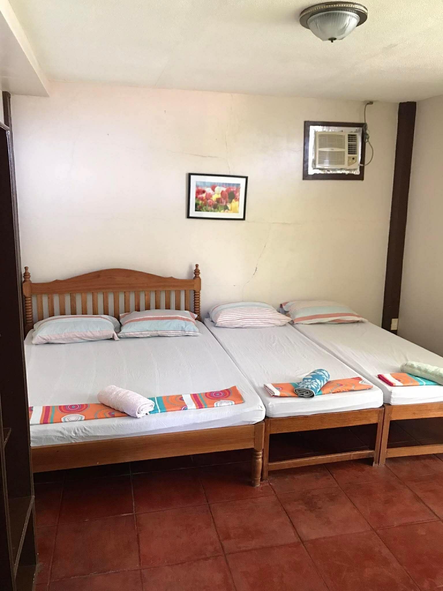 Escritorio y espacio para trabajar con laptop 