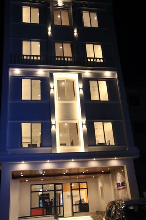 Fassade der Unterkunft – Abend/Nacht